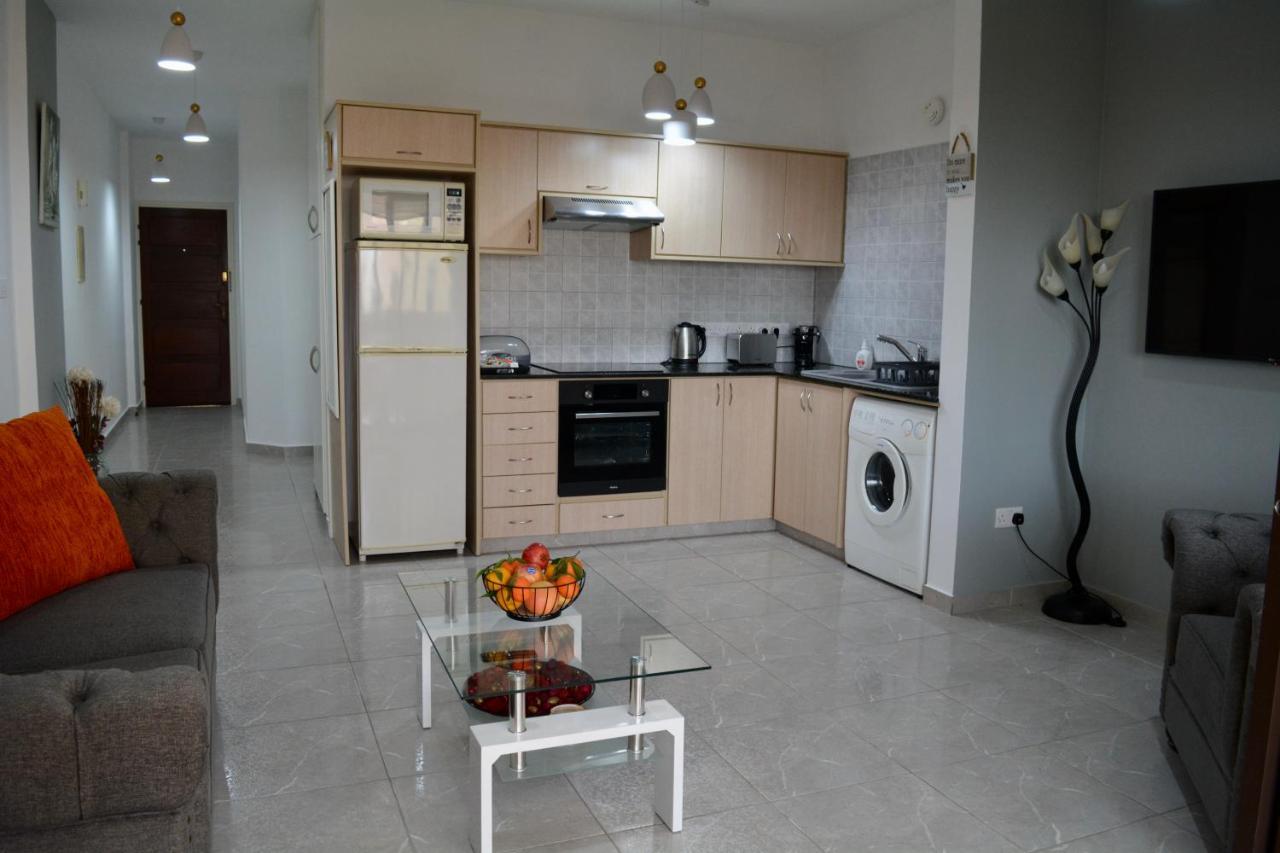 Queens Gardens - Kato Paphos - Next To Kings Ave Mall --- By Yiota Екстериор снимка