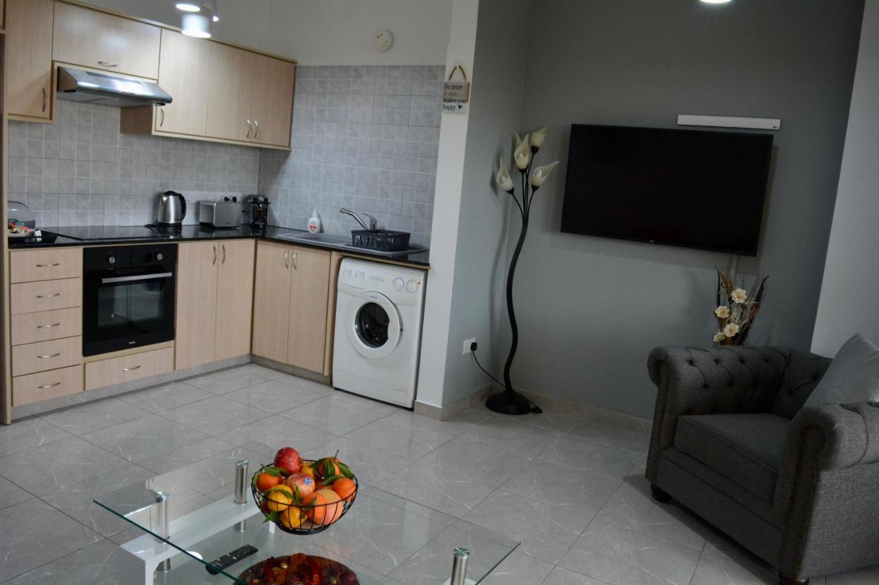 Queens Gardens - Kato Paphos - Next To Kings Ave Mall --- By Yiota Екстериор снимка