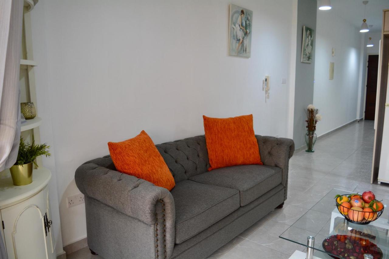 Queens Gardens - Kato Paphos - Next To Kings Ave Mall --- By Yiota Екстериор снимка
