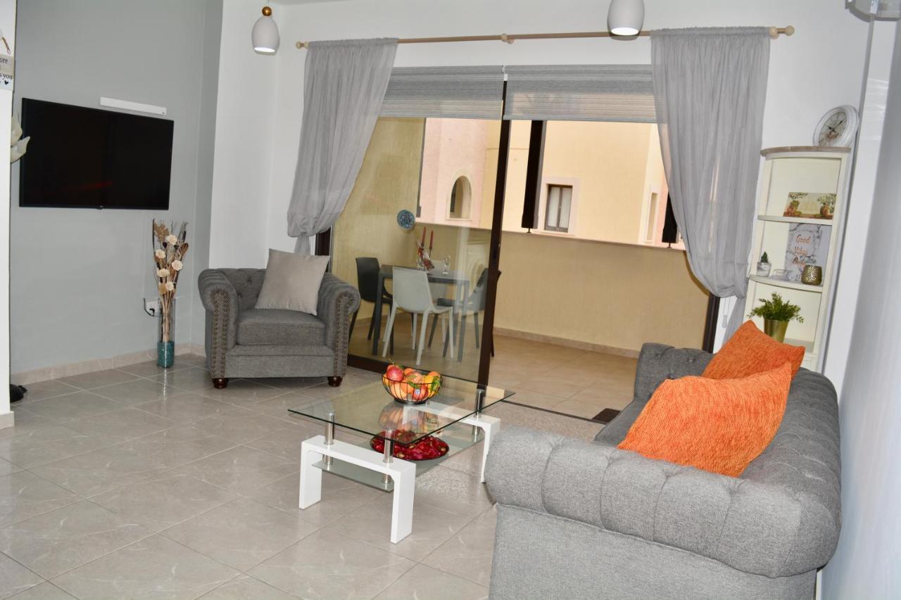 Queens Gardens - Kato Paphos - Next To Kings Ave Mall --- By Yiota Екстериор снимка