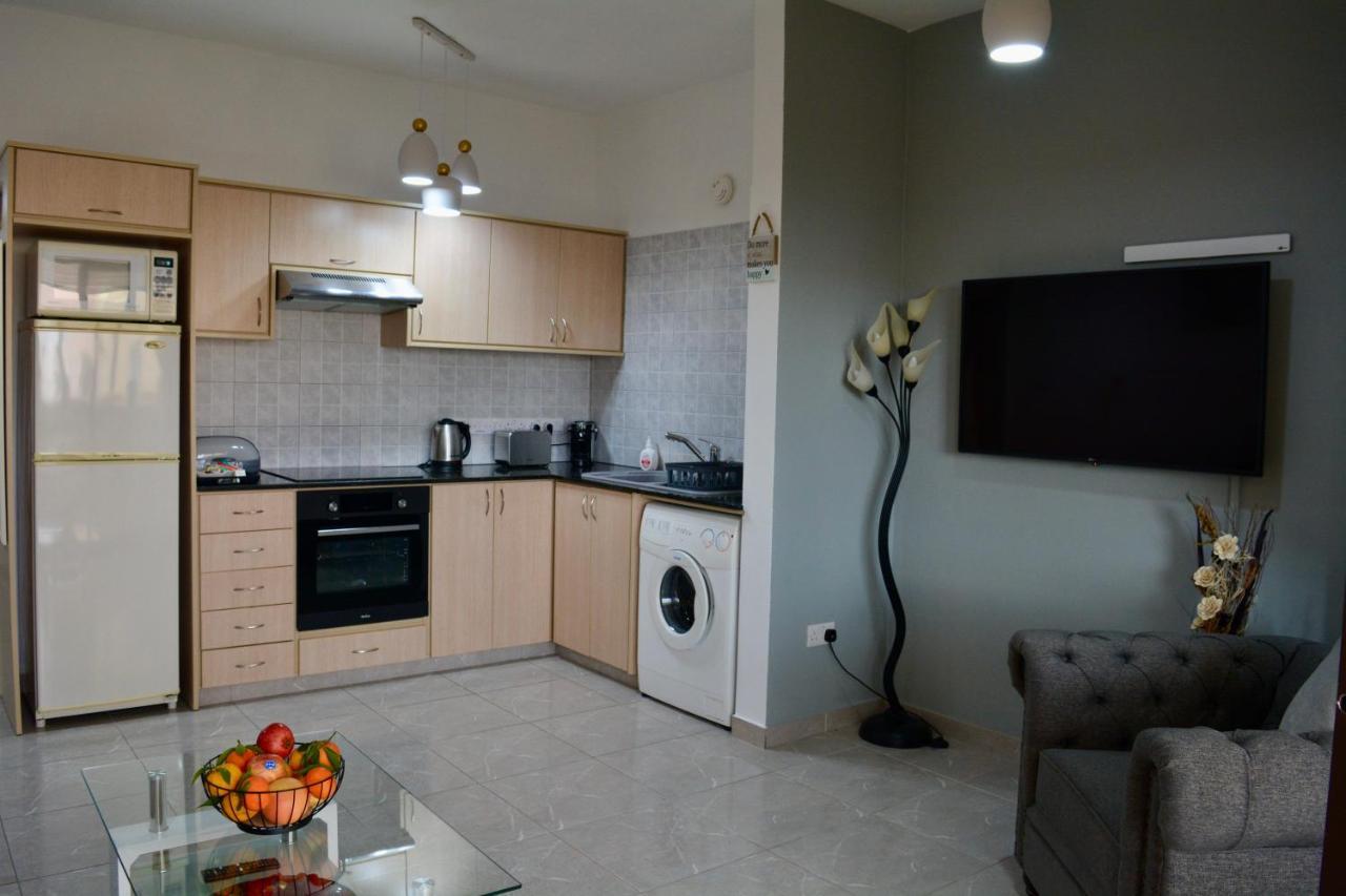 Queens Gardens - Kato Paphos - Next To Kings Ave Mall --- By Yiota Екстериор снимка