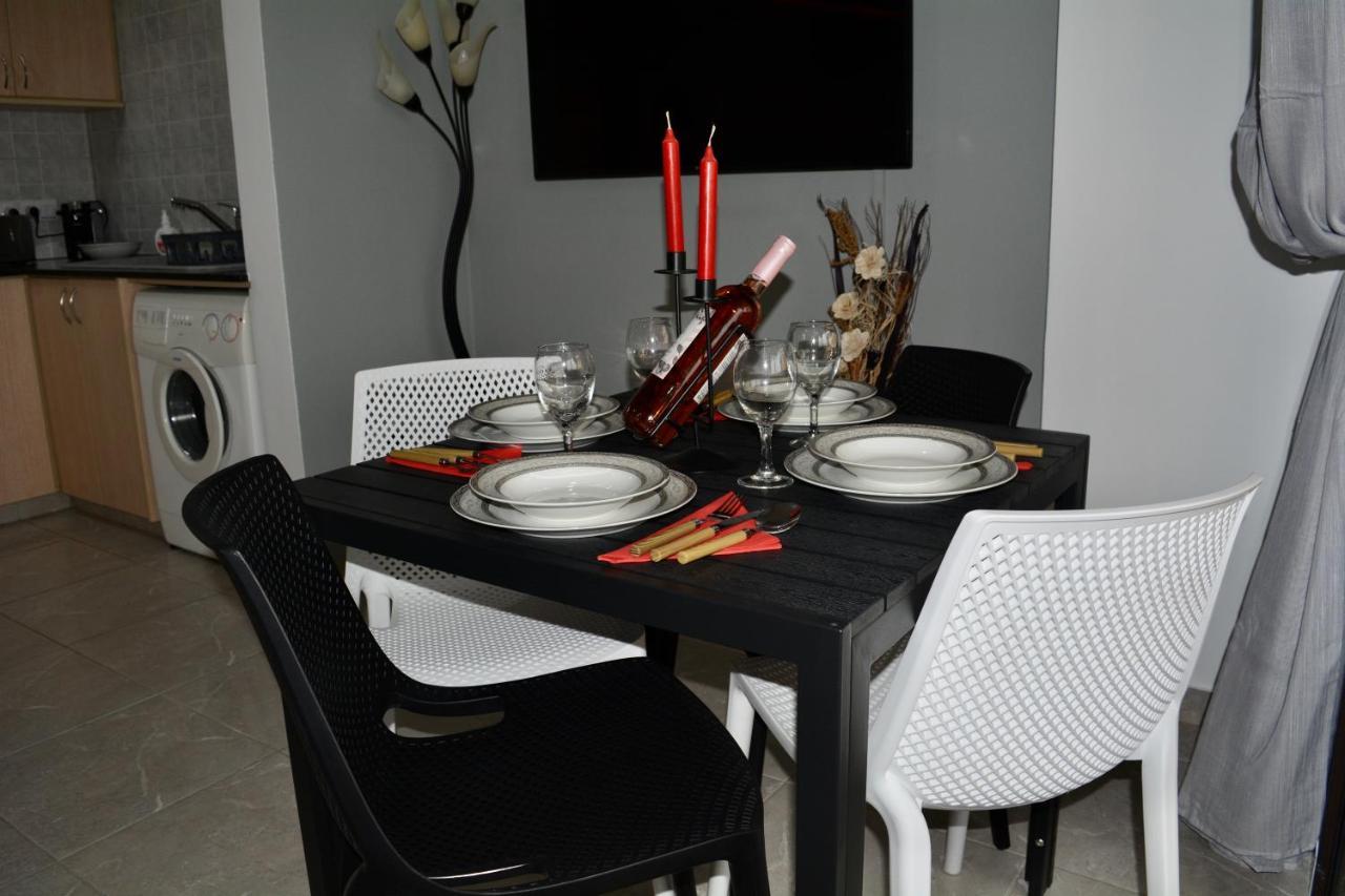 Queens Gardens - Kato Paphos - Next To Kings Ave Mall --- By Yiota Екстериор снимка